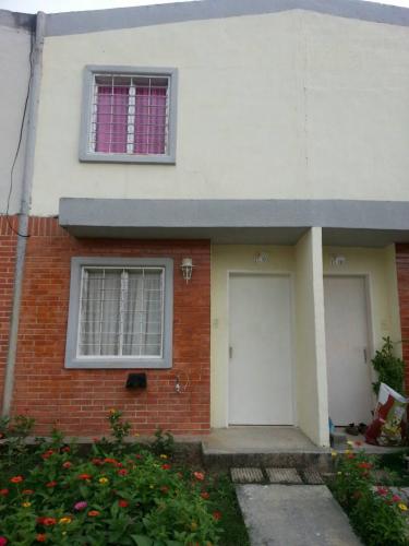 EN VENTA TOWN HOUSE 86 MTS 2 HAB 1 BAÑO 2 PSTOS CONJUNTO CERRADO