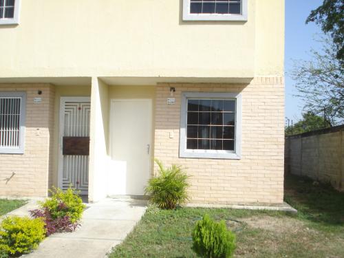 EN VENTA TOWN HOUSE A ESQUINA A REMODELAR 110 MTS 2 HAB 1 BAÑO 1 PSTO