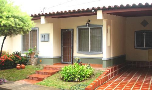 VENDO HERMOSA CASA URB LOS CORTIJOS CABUDARE