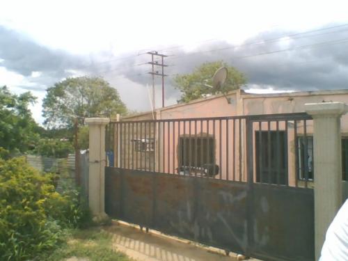 CASA EN ANACO EN LA ENTRADA DE LA COLINA 1, AL LADO DE LA PLANTA ELÉCTRICA, CERCA DE PANADERIAS, CENTROS COMERCIALES Y AVENIDA JOSE ANTONIO ANZOATEGUI