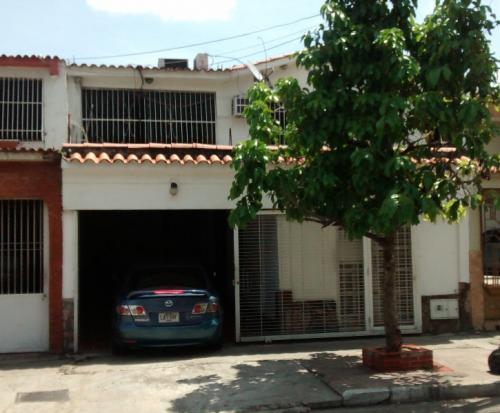 Casa de dos plantas con local comercial La Esmeralda	