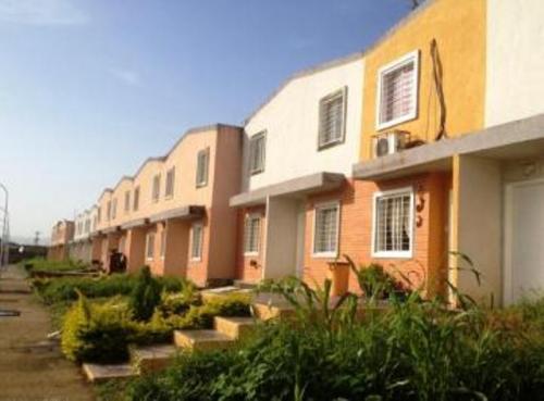 SKY GROUP VENDE  bonito Town House en calicanto