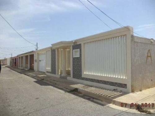 Casa en Venta. Sector Puerta Maraven. Urb Mara Cardón. Punto Fijo 