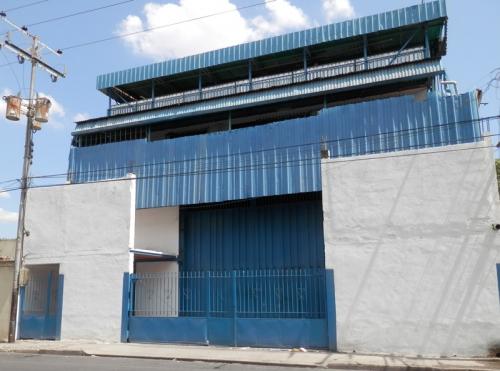 Se vende amplio Galpón en avenida las ferias