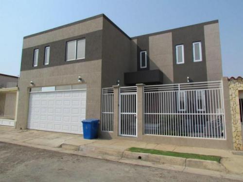 vendo Twhonhouse en Las Virtudes, urb cerrada, acabados de Primera Rent A House