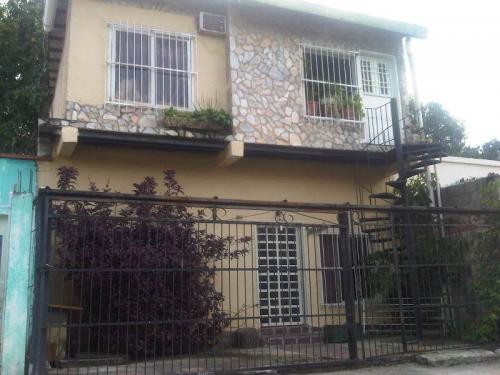 Se Vende Comoda Casa en El Limon, Maracay