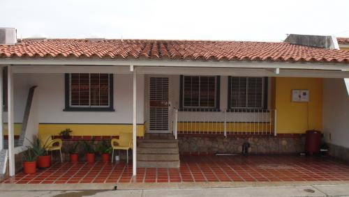 VENDO CASA REMODELADA EN LA URB ROCA DEL VALLE