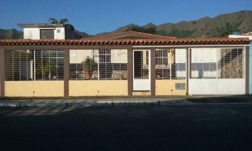 se vende confortable casa 