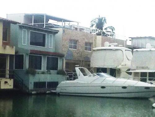  VENDO BELLA Y CONFORTABLE CASA BOTE EN AQUAVILLA 