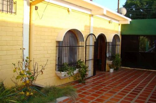 VENDO HERMOSA CASA UNIFAMILIAR