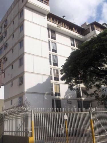 INMOBILIARIA DUMONT VENDE APARTAMENTO EN LA AV.LA SALLE URB.COLINAS DE LOS CAOBOS CARACAS.