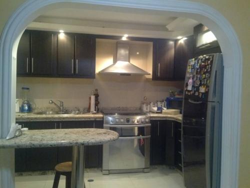 SE VENDE CÓMODA Y AMPLIO APARTAMENTO EN PLAZA GUAICA