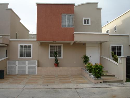 SE VENDE CASA EN URBANIZACION CIUDAD ROCA