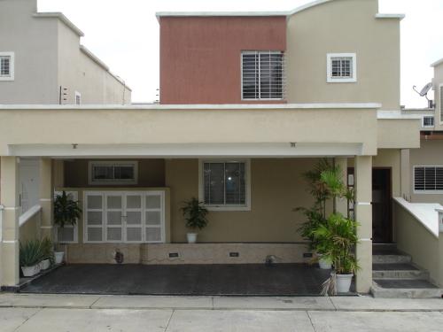 SE VENDE CASA EN URBANIZACIÓN CIUDAD ROCA