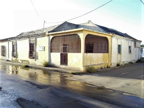SE VENDE BIENHECHURIAS Y TERRENO CALLE URDANTEA