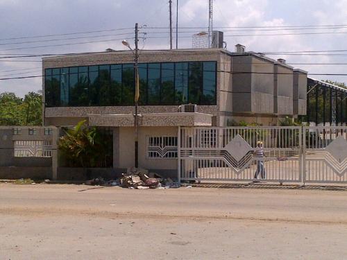 SuEspacio Bienes Raíces, C.A. Alquila Galón más Oficina - Sector la Vaca