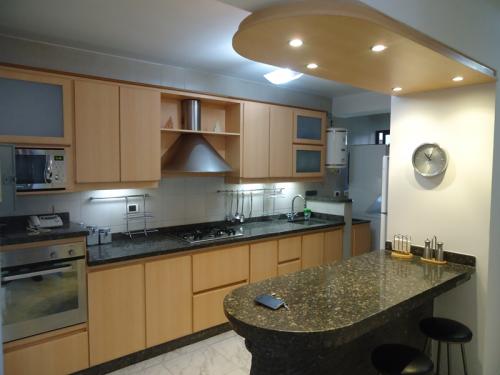 En venta apartamento amoblado en Resd. ANKARA (Valles de Camoruco)