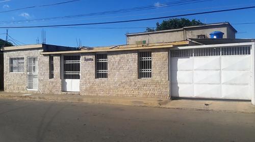 SE VENDE CASA SECTOR BOBARE