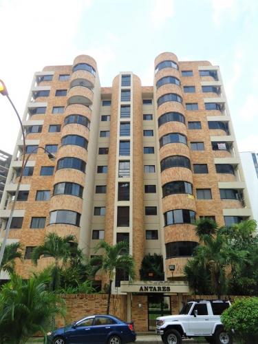 En venta apartamento amoblado en Resd. ANTARES (Urb. Los Mangos)