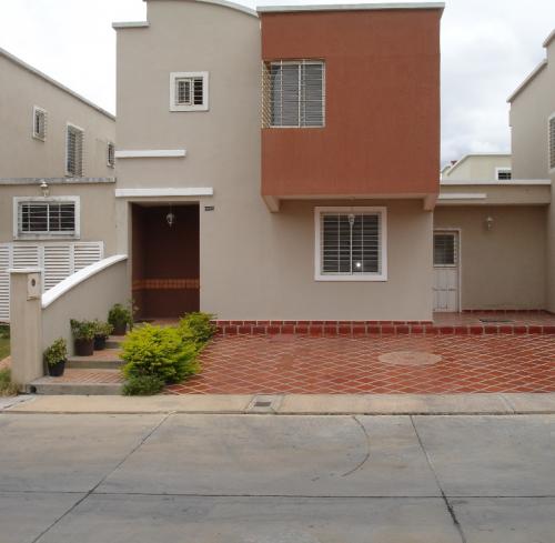 SE VENDE CASA EN LA ZONA ESTE DE LA CIUDAD