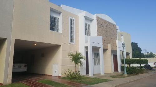 SuEspacio Bienes Raíces, C.A. Vende Town House - Calle Lara