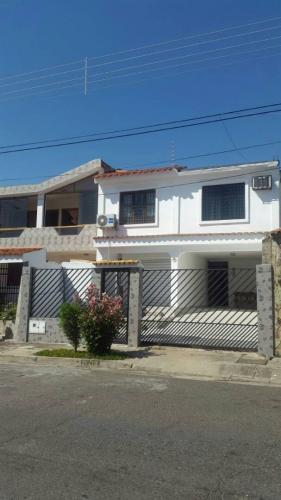 Se vende Amplia y cómoda casa de dos plantas con local comercial en la urbanización la Esmeralda San Diego.          Especificaciones: 257 metros cuad