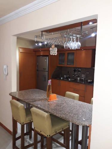 Vendo lujoso PH en terraza de san Diego 4h/3b/2p, cocina Actualizada, piso de porcelanato, closet semi amueblado,  precio 26.000 $ telfono:  041404147