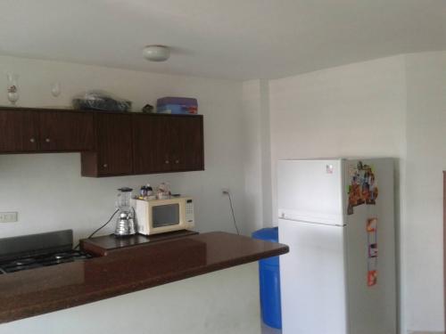 Vendo apto en Paraparal los guayos RSD cadiquiere 70m2, piso 1, 2h/2b/1p, cocina empotrada precio 5,500 telefono: 0414-0414742