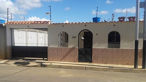 SE VENDE CASA URB. PRIVADO VILLA SABANA