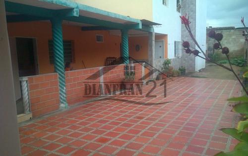 Bella Casa en Venta. Santa Rita, Maracay