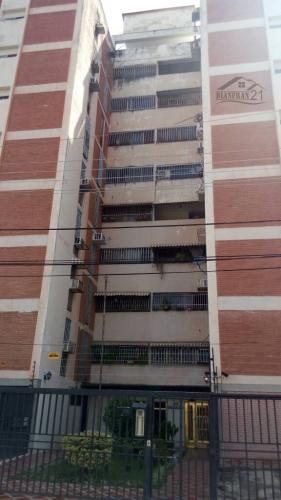 Bello Apartamento en Venta. Res Los Caobos Maracay 04121463609