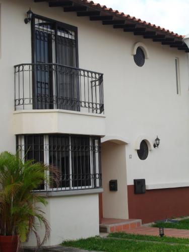 SE VENDE BELLA TOWNHOUSE EN CABUDARE