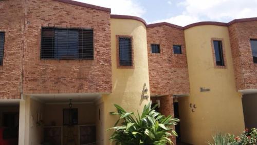 Se vende hermosa casa en Valencia, Naguanagua, cerca de la Universidad de Carabobo, 