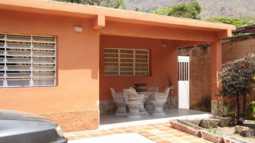 Vendo casa en zona exclusiva de Maracay ( o cambio por apartamento)