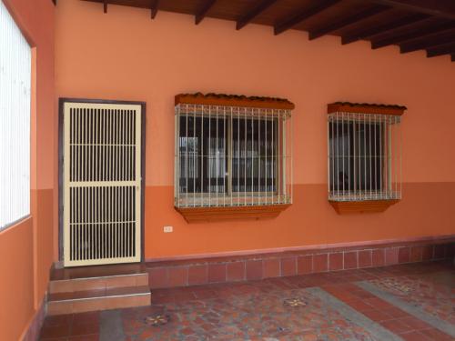 Vendo bella casa en Araure, por motivo de viaje.