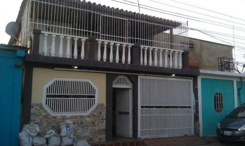 SE VENDE CASA EN URB LAS CASITAS BARCELONA