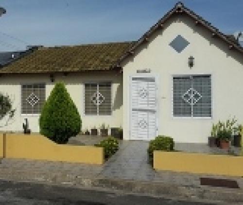 VENDO AMPLIA CASA EN CIRCUITO CERRADO