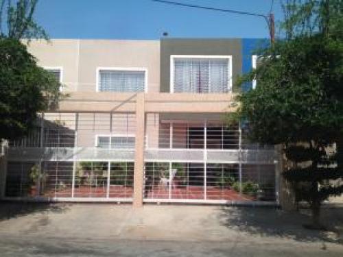 MANUEL DEPABLOS TE VENDE TOWN HOUSE EN LAGO MAR BEACH MLS184415