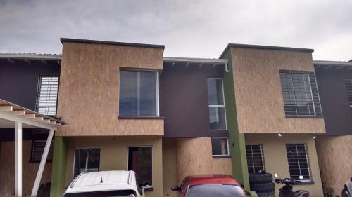 RAFABIENES C.A. Vende hermoso TOWNHOUSE en Ejido del estado Mérida