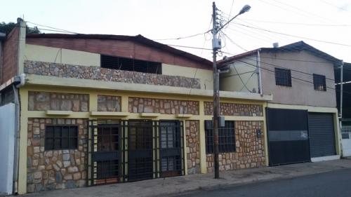 OPORTUNIDAD DE NEGOCIO EN GUACARA, AMPLIA CASA DE 1110M2