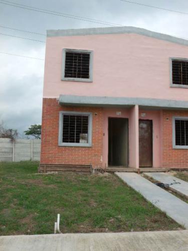 A ESTRENAR SE VENDE TOWNHOUSE DE 62M2, EN TIERRA NUEVA LA ENSENADA, FLOR AMARILLO