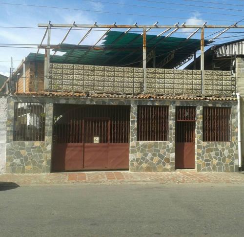 SKY GROUP Vende amplia casa en Barrio Libertador Maracay