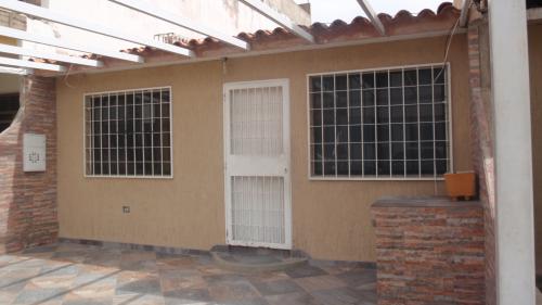 HERMOSA CASA DE 120M2. CONJ. RESD. RIO CLARO. URB LOS JARALES