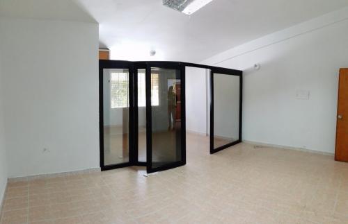 LOCAL OFICINA EN EL C.C CRISTAL 