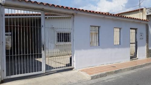 SKY GROUP Vende casa a remodelar  en Urb.Los Astros La Morita 