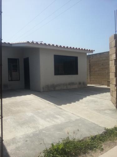 SKY GROUP Vende cómoda casa en Urb. Villas del Centro en San Joaquín, Carabobo