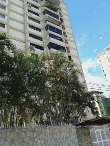 SKY GROUP Vende Apartamento Res La Esperanza Maracay 