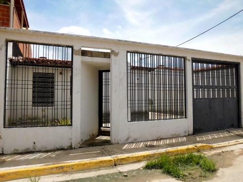 SKY GROUP Vende potencial casa en Urb.Parq. Resid. Araguaney 