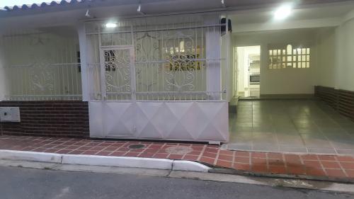 HERMOSA CASA EN MONTESERINO SAN DIEGO 193 M2 3 DORMITORIOS 2 BAÑOS