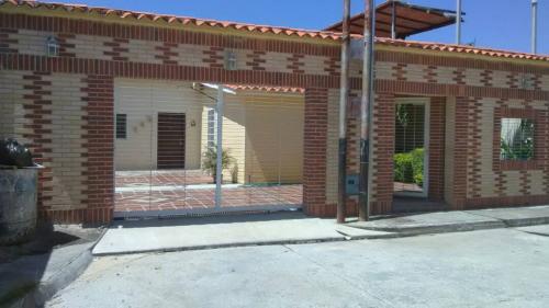 HERMOSA Y AMPLIA CASA EN LA URBANIZACION LAS GARDENIAS 3 DORMITORIO 2 BAÑOS